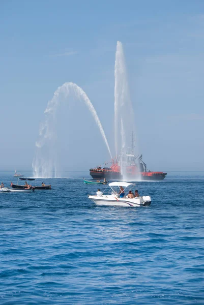 Δύο Αεροσκάφη Του Θαλασσινού Νερού Που Εκτοξεύεται Από Ένα Πυροσβεστικό — Φωτογραφία Αρχείου