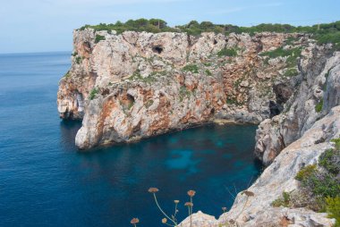 Çok yüksek bir kayalıkta Menorca deniz üzerinde İspanya'nın görüntüleyin.