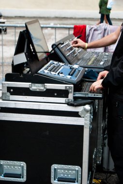 Eller teknisyenleri konserden önce ses kontrolü sırasında