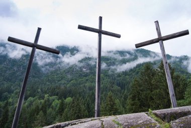 Haçlar Saint Stephen Carisolo, yakın bir dağın tepesinde