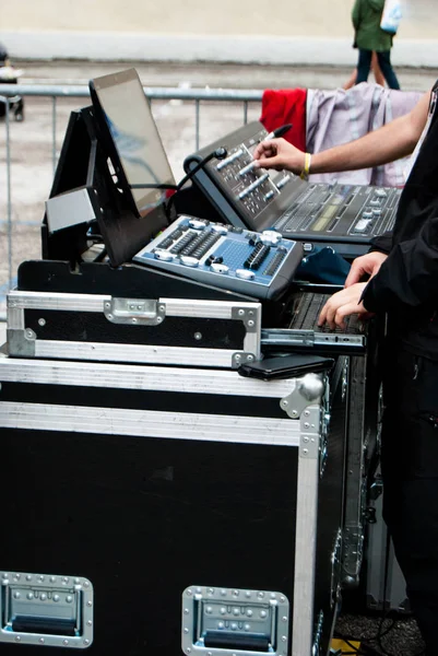 Mãos Técnicos Durante Verificação Som Antes Concerto — Fotografia de Stock