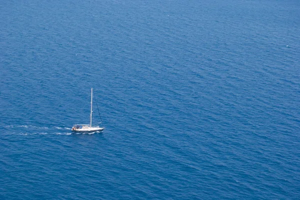 Weiß Blaues Segelboot Ohne Segel Einem Windigen Tag — Stockfoto