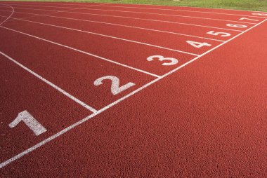 Atletizm yüzük kırmızı halı üzerinde beyaz şerit