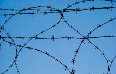 Bir muhafaza askeri bölgenin dikenli tel