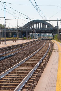 Tren parça ve trafik ışığı ve çimento köprü ile küçük bir istasyonu platformu