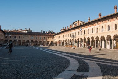 Vigevano Ducale meydanında küçük kasaba Kuzey İtalya '