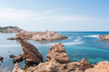 Karayip Denizi zıt ile plaj ve kırmızı kayalar kum