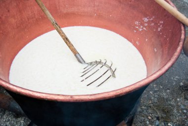 Büyük pot nerede bir cheesemaker süt peynir yapma