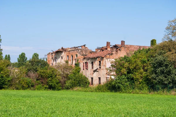 Старая Ферма Небезопасна Крыши Частично Разрушена — стоковое фото