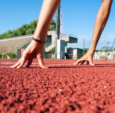 İki el bir kadın atletizm yolda çalışmaya hazır