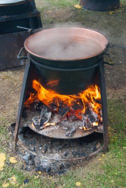 Yaşam bakır kazanı alev polenta pişirme eski bir yöntemi