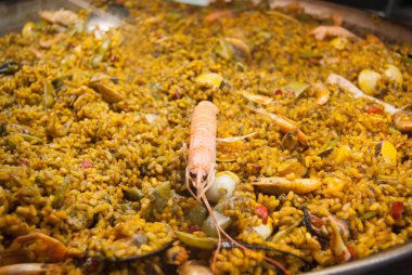 Tipik İspanyol Paella deniz ürünleri ve karides yemek