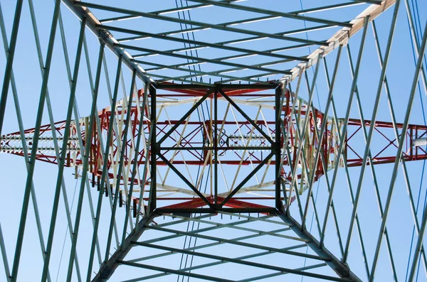 Pylône électrique et ciel bleu vus de dessous — Photo