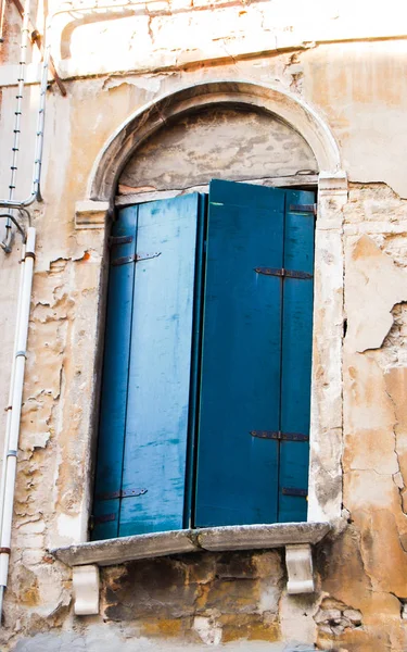 Ett Fönster Med Blå Fönsterluckor Ett Typiskt Venetianska Palats — Stockfoto