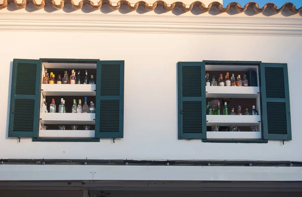 Fenster Mit Dunkelgrünen Rollläden Und Vielen Flaschen Alkohol — Stockfoto