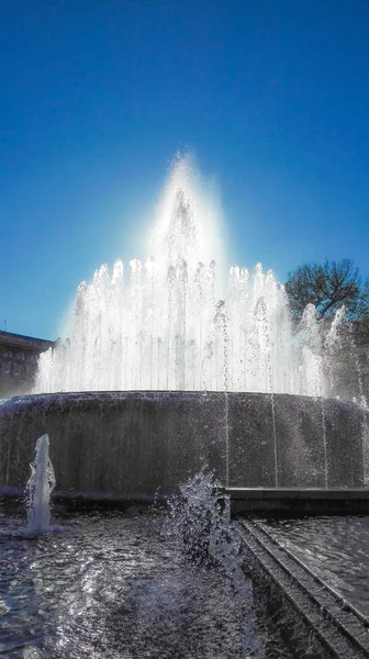 Castle Square Milano Çeşmesi Ile Farklı Yüksekliklerde Spreyler — Stok fotoğraf