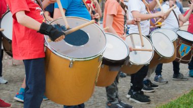 Ellerinde bir halk olay için genel provalara Assisi içinde yapım chopsticks çocuklarla