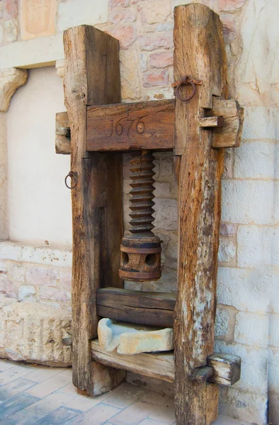 Üzüm ve katı kısmı sıvı bölümünden bölen yenmek için büyük vida basın