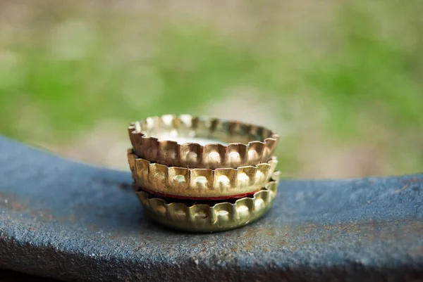 3 şişe kapakları yukarıda diğer açık havada yerleştirilir