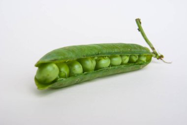 Pisum sativum pod beyaz bir arka plan üzerinde içinde dokuz bezelye ile