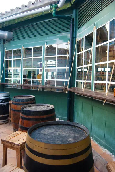 Quatre Grands Vieux Tonneaux Avec Des Tabourets Hauts Bois — Photo