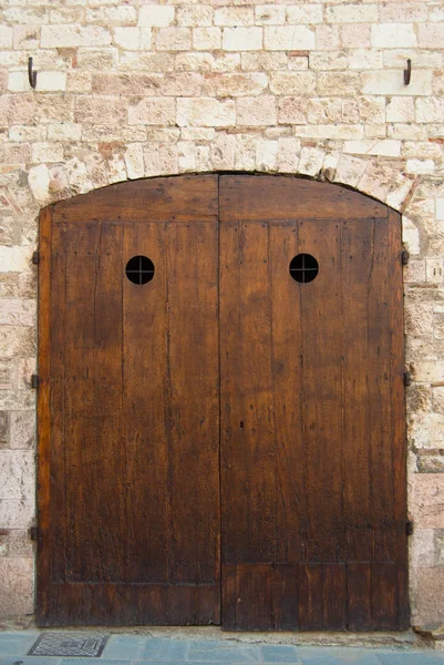 Δύο Μικρά Κυκλικά Αντανακλημένα Παράθυρα Από Μια Παλιά Ξύλινη Πόρτα — Φωτογραφία Αρχείου