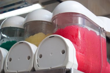 Çilek limon ve nane İtalyan granita sokakta satış
