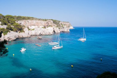 Cala Macarella alan bağlantılı tekneler ile sahil şeridi üzerinde göster