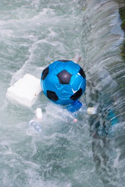 Farklılaşmamış çöp nehir noktasında gruplandırılmış