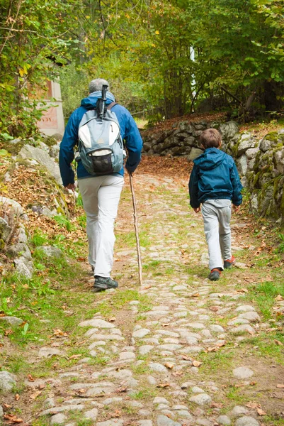 Bir küçük climb dağ kayalık üzerinde yürüyen aile