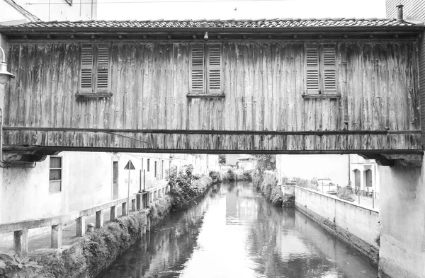 Overdekte Loopplank Tussen Twee Huizen Aan Rivier Martesana — Stockfoto