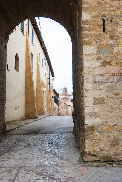 Visa Santa Chiara Kyrkan Från Gatan Liten Stad Nära Perugia — Stockfoto