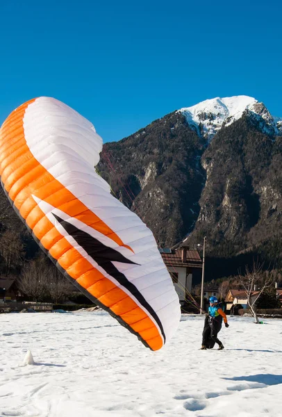 Parapendio Terra Con Panorama Sulla Montagna Innevata — Foto Stock