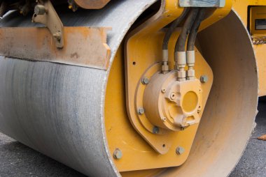 Yol yüzeyi yeniden inşası için kullanılan ağır bir makine Close-up