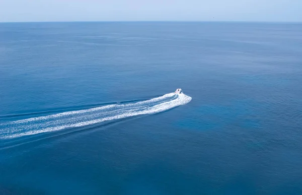 Ein Schnellboot Inmitten Des Blauen Und Ruhigen Meeres — Stockfoto