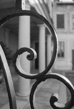 Uzun ve sağlam bir giriş kapısı iki Ferforje bukleler Close-up