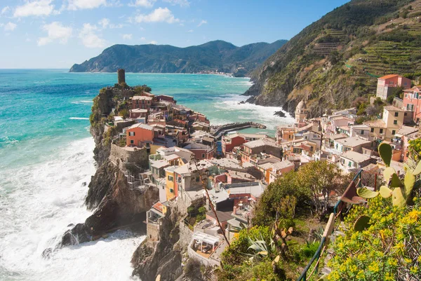 Panorama Vernazza kasaba ve kıyı şeridi ile kaba deniz