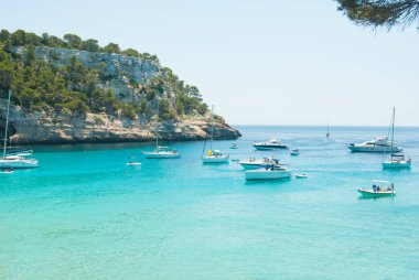 Menorca İspanyol Adası Sahil demirleyen tekneleri görüntüleyin