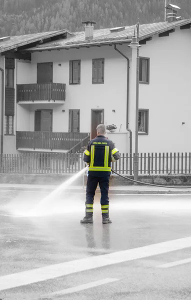 Firefighter Open Hydrant Middle Street — Stock Photo, Image