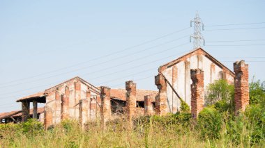 Eski çiftlik çatı ve kısmen destroiyed olmadan güvenli olmayan