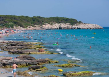 Panorama bölümünde, kayalık plaj Saint Thomas İspanyol Adası