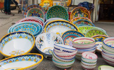 Renkli seramik bir Hatıra Eşyası mağaza dışında maruz