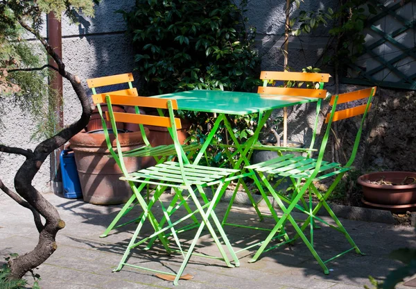 Grüne Und Orangefarbene Stühle Einen Grünen Tisch Essenziellen Stil — Stockfoto