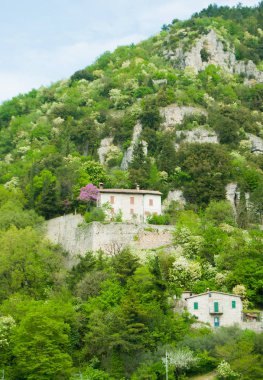 Gubbio yukarıda tepelerde tünemiş evleri