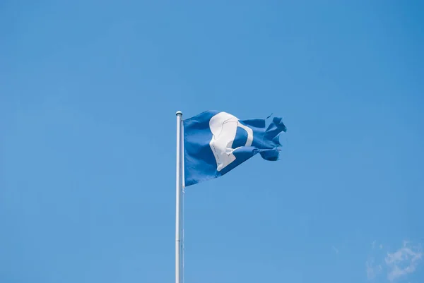 Banner Ondeante Con Vaso Cerveza Cielo Azul — Foto de Stock