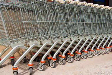 Birçok arabaları bir diğer dışında bir alışveriş merkezi arkasında