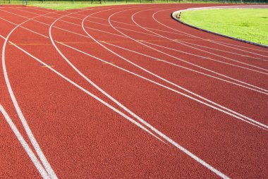 İki farklı yönlere atletik halkası üzerinde beyaz çizgilerle
