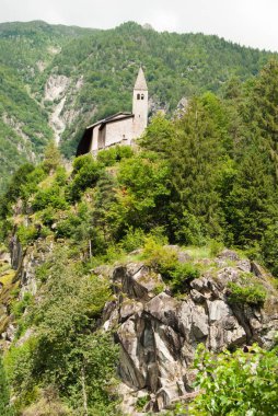 Cenova Vadisi'nde bir burnun üst kısmında küçük bir alan Madonna di Campiglio yakın kilise