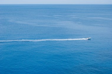 Mavi ve sakin denizin ortasında olacak bir sürat teknesi