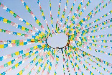 Renkli bayraklar bir küçük kasaba Menorca ada bir radyal desen düzenlenmiş bir sürü